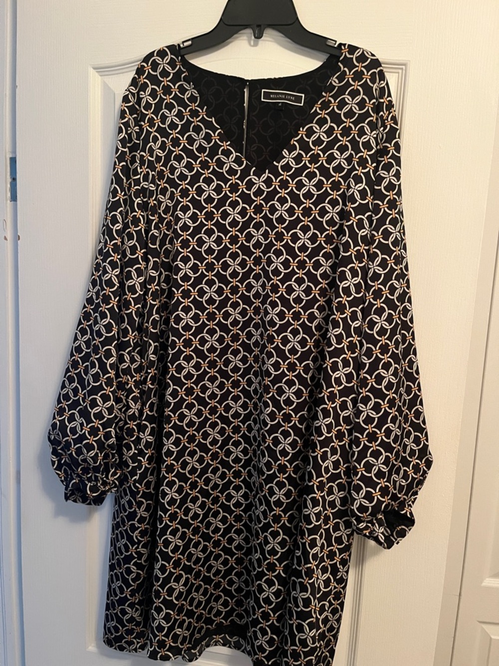 Willow & Clay Black Long-Sleeve V-Neck Shift Dress with Cream Geometric Print